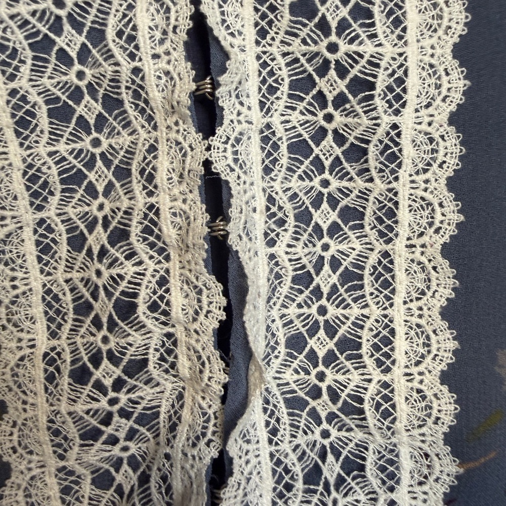 White House Black Market Blue Floral Lace Trim Blouse Size 14 Boho - Picture 4 of 6